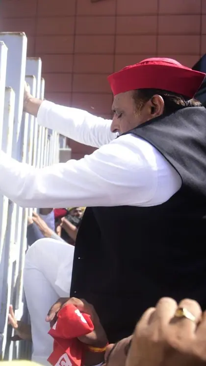 अखिलेश यादव को रोकने के लिए गेट पर लगाया गया ताला