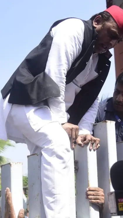 JPNIC का गेट फांदकर अंदर गए अखिलेश यादव
