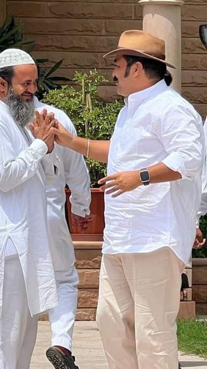 राजनीति मे हैं सक्रिय