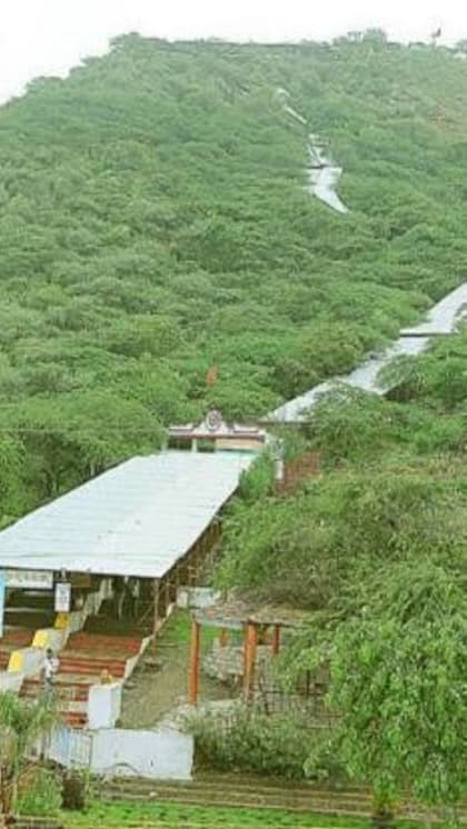 रेगिस्तान से लेकर अरावली की पहाड़ियों तक बने हैं मंदिर