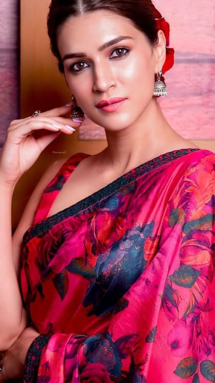 पाना है छरहरा बदन तो कॉपी करें Kriti Sanon की 8 डिजाइनर साड़ी