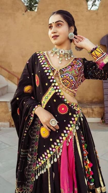 Navratri: गरबा नाइट में अलग दिखेंगी आप,जब पहनेंगी 10 डिजाइनर लहंगे