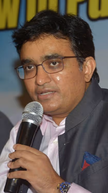 पराग देसाई एजूकेशन?