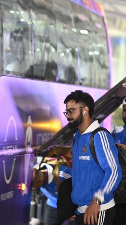 बस  में Virat, एयरपोर्ट पे Rohit- कूल लुक में नज़र आई टीम इंडिया