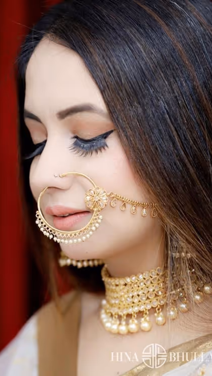 नथ सुहाग की निशानी है, इसलिए सोहल श्रंगार करते वक्त इसे जरूर पहनें।