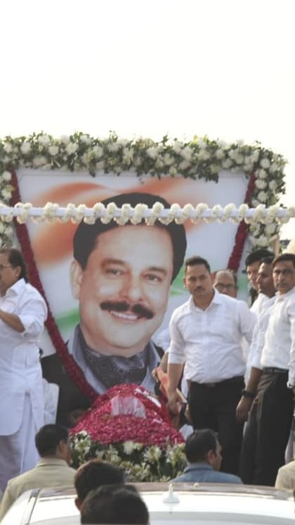 सुब्रत राय का पार्थिव शरीर आवास से बैकुंठ धाम जाने के लिए निकला