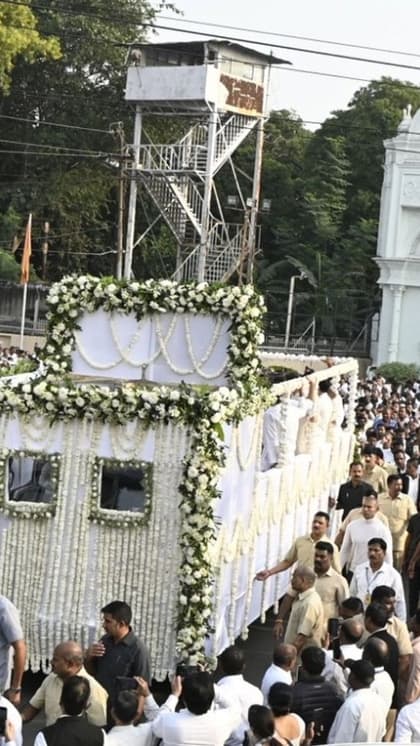 हज़ारों गाड़ियां, 30 हज़ार लोग,सहारा श्री की अंतिम यात्रा में थम गया लखनऊ