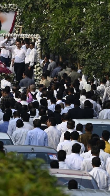 सहारा श्री के अंतिम दर्शन करने के लिए करीब 30000 लोग सड़क पर थे