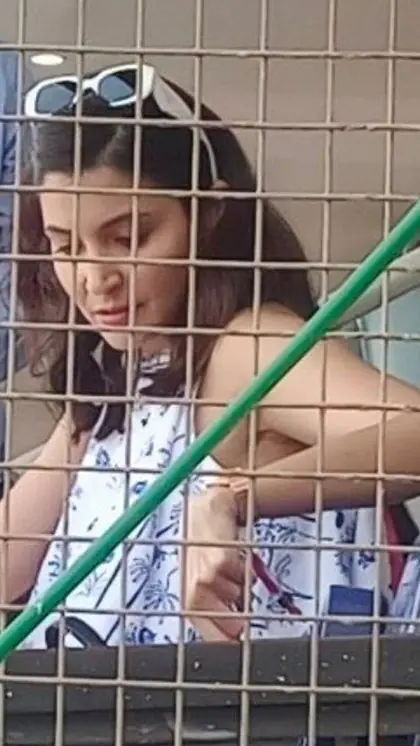 लॉन्ग मिडी में अनुष्का शर्मा का गॉर्जियस लुक