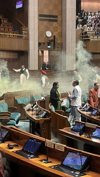 टियर गैस का‌ कनस्टर लिए थे दोनों युवक