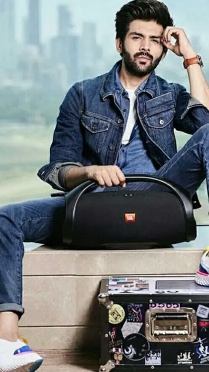 करोड़ों के घर,लग्ज़री गाड़ियां !राजकुमार जैसे लाइफ जीते हैं कार्तिक आर्यन