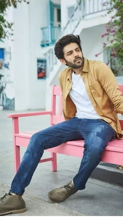 महंगी  गाड़ियों के शौकीन हैं कार्तिक
