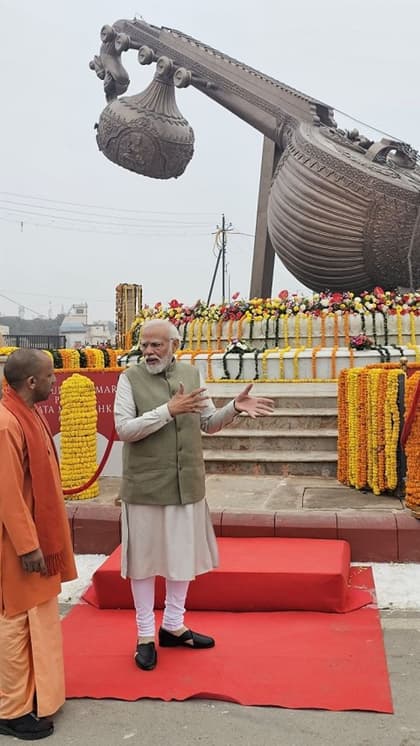 चौराहे पर 40 फीट लम्बी वीणा लगी