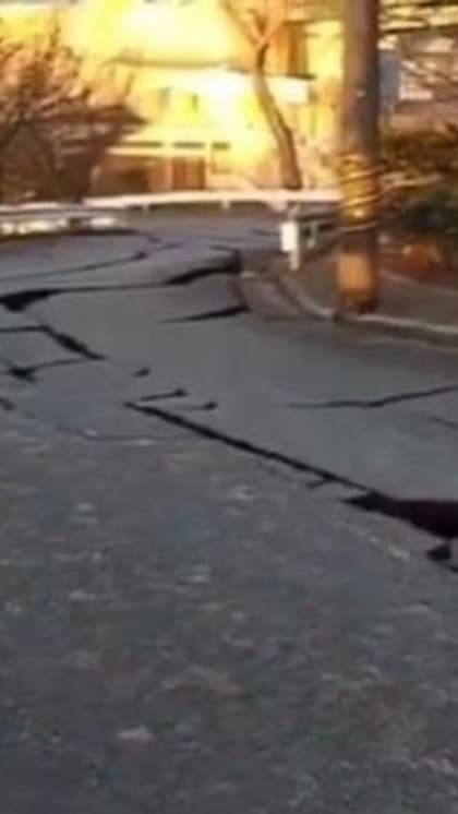 भूकंप के झटकों से टूटी सड़कें