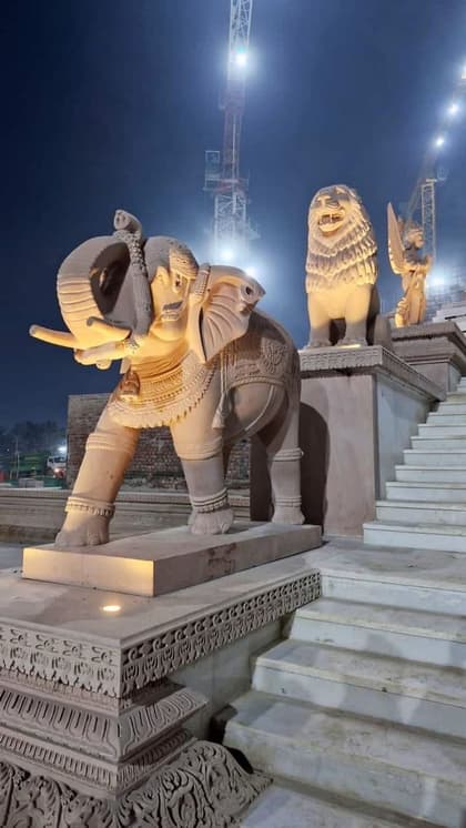 सीढ़ियों के दोनों तरफ स्थापित हैं मूर्तियां