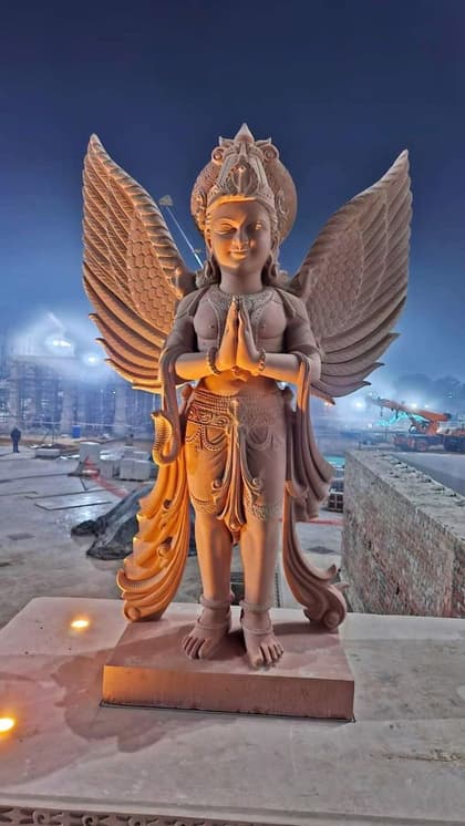 बलुआ पत्थर से बनी हैं मूर्तियां