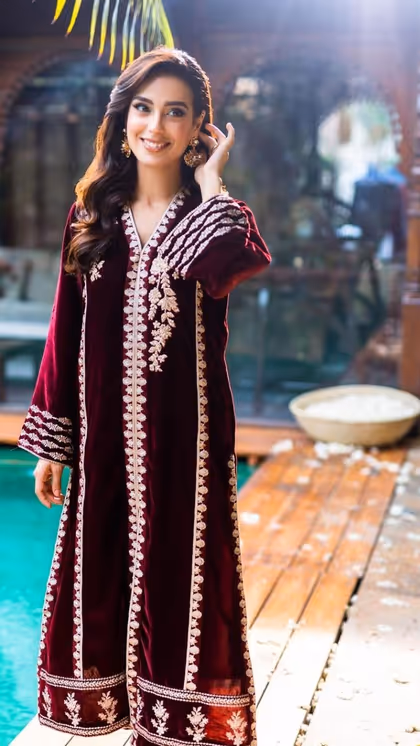 suno chanda dress designer Iqra Aziz Our favorite Jia from Suno Chanda or actress Iqra Aziz gives us some real summer all-white fashion goals. Wearing an sfk bridals white striped shirt with gold embroidered motifs over