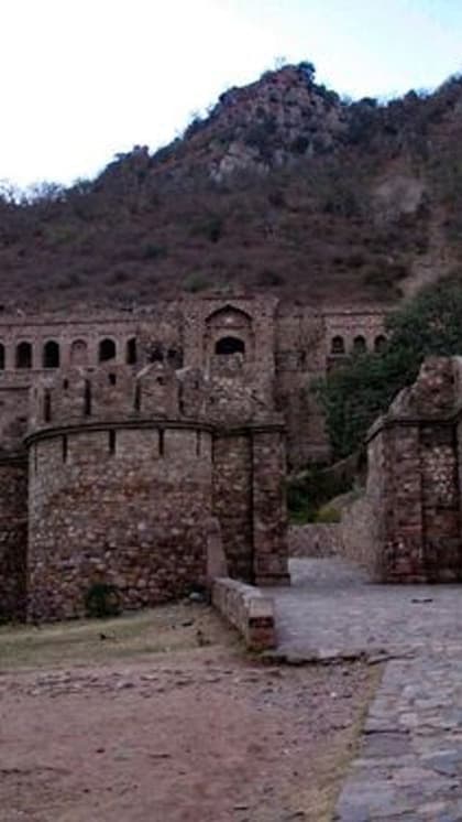 एक श्रापित किला जहां से आती हैं रोने की आवाज़ें ! सूर्यास्त के बाद....
