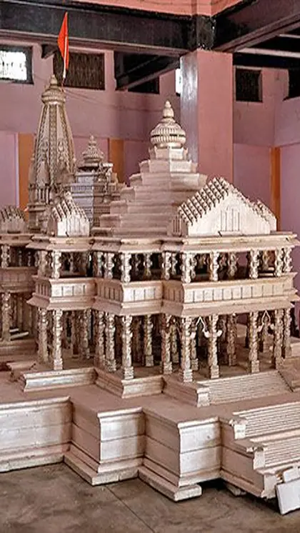गर्भगृह के ऊपरी मंजिल पर लगाए जा रहें दरवाजे