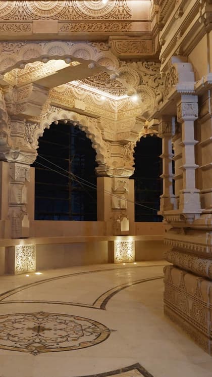चौखट पर भगवान विष्णु का चित्र
