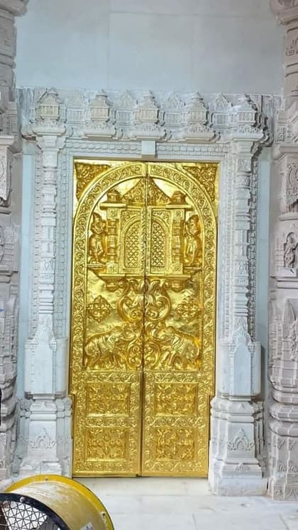 राम मंदिर के पहले 'सोने के दरवाजे' की तस्‍वीर