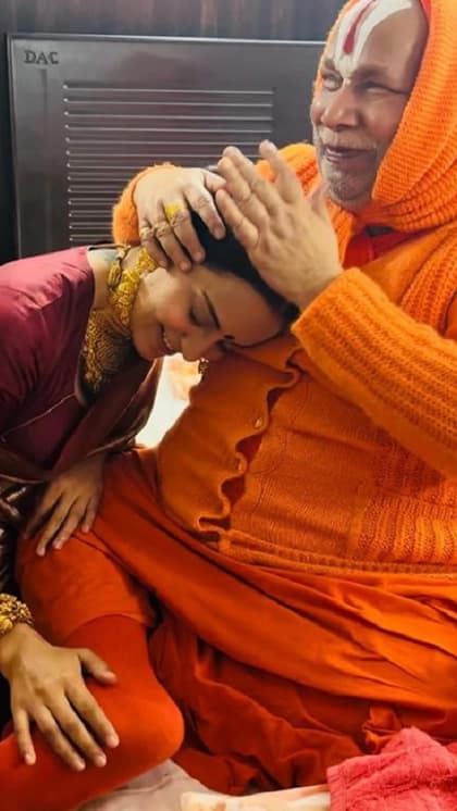 श्री रामभद्राचार्य ने दिया कंगना को आशीर्वाद