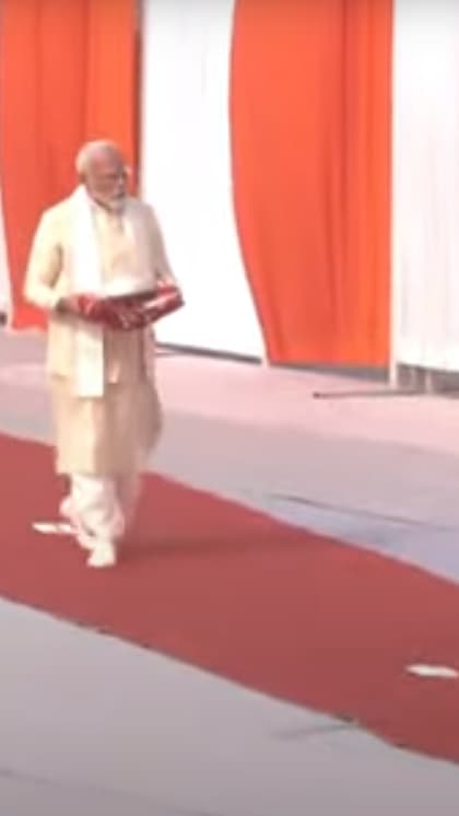 राम मंदिर प्राण प्रतिष्ठा का कार्यक्रम शुरू,गृभगृह पहुंचे PM मोदी