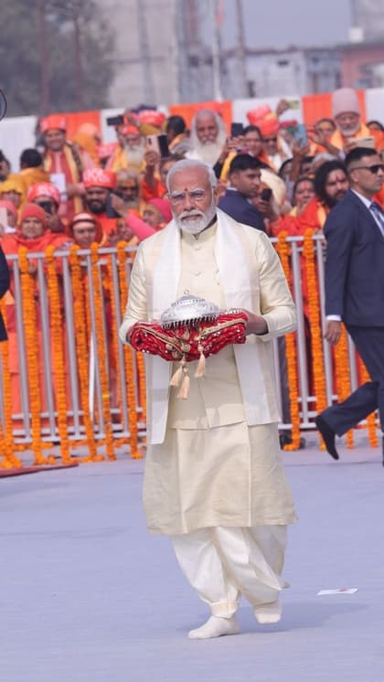 चांदी का छत्र लेकर गृभगृह में हुए दाखिल