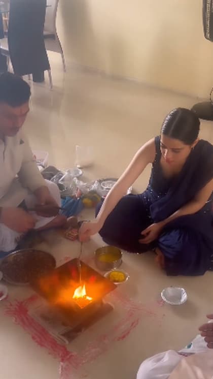 Urfi does hawan at home