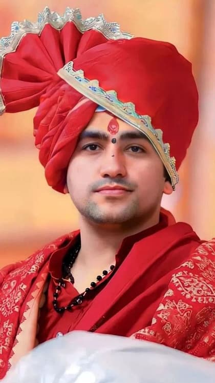 खास पगड़ी,सादा खाना,लग्जरी कार,ऐसी लाइफ जीते हैं बागेश्वर धाम सरकार