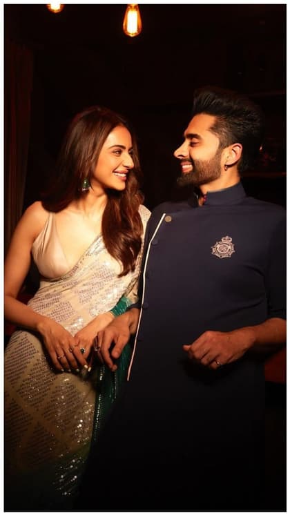 Rakul-Jackky love story: नज़र ना लगे इनकी खूबसूरत जोड़ी को...