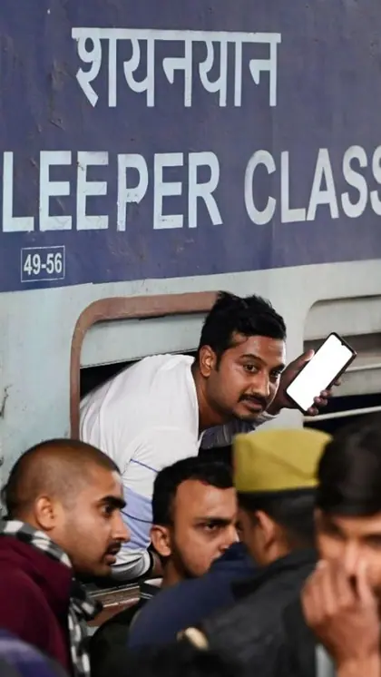 खिड़की से घुसे परीक्षार्थी