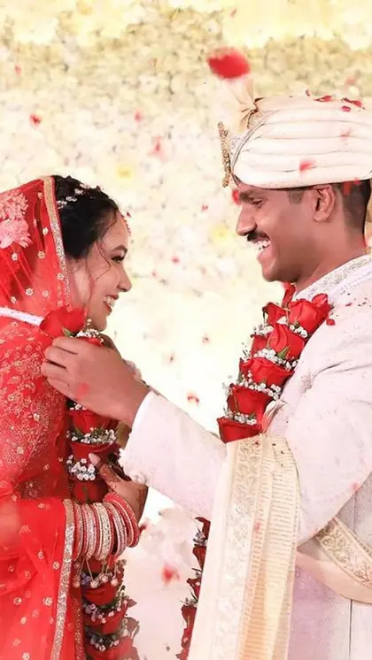 लाल जोड़े में खूबसूरत लगी रिया डाबी