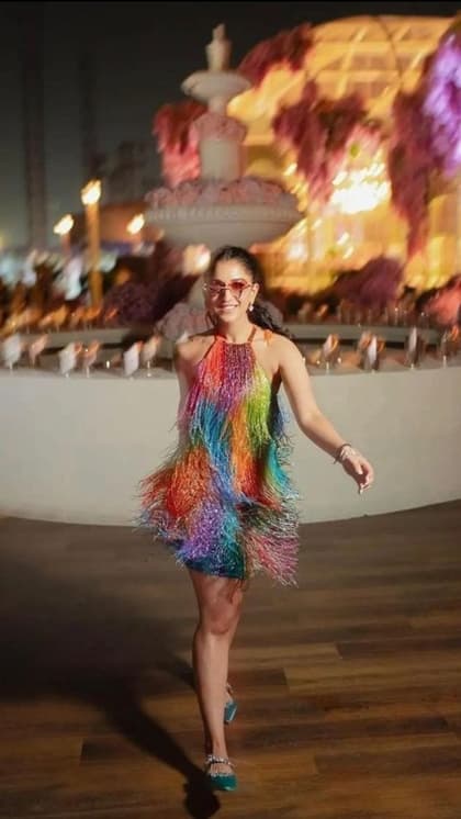 राधिका मर्चेंट की रेनबो ड्रेस, सनग्लास, सैंडल !कीमत सुन आ जाएगा चक्कर