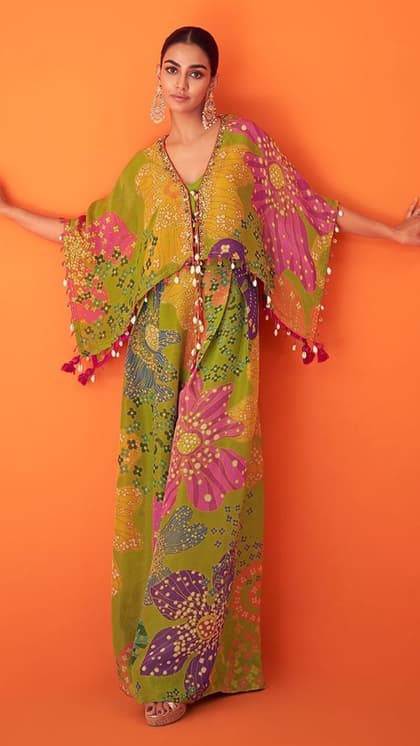Holi पर चांद से ज्यादा खूबसूरत लगेंगी आप,वियर करें 10 Trendy Outfits