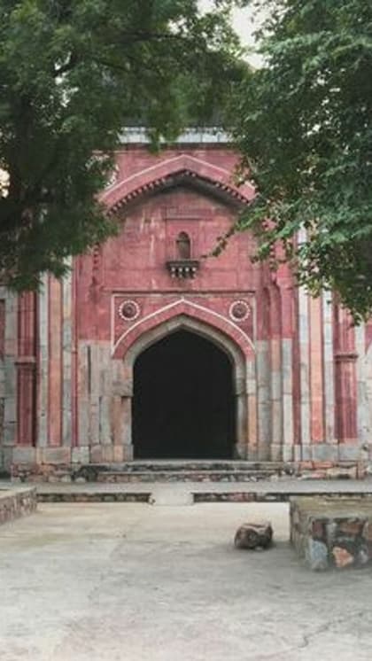 दिल्ली की इस मस्जिद में नज़र आती है परछाईं, बैन है जाना