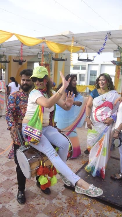 ढोलक पर बैठ कर कौन नाचता है भाई , अभी से होली पार्टी शुरू