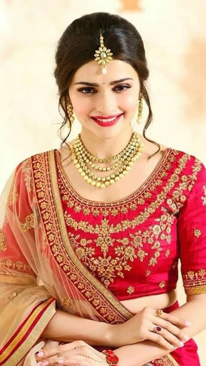 हर ओकेजन के लिए बेस्ट हैं Prachi Desai के 8 Blouse Design