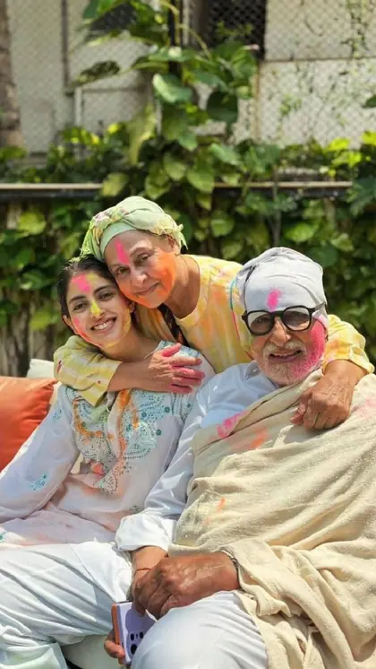 बच्चन परिवार रंगा होली के रंग में, जया-अमिताभ संग दिखीं नातिन नव्या