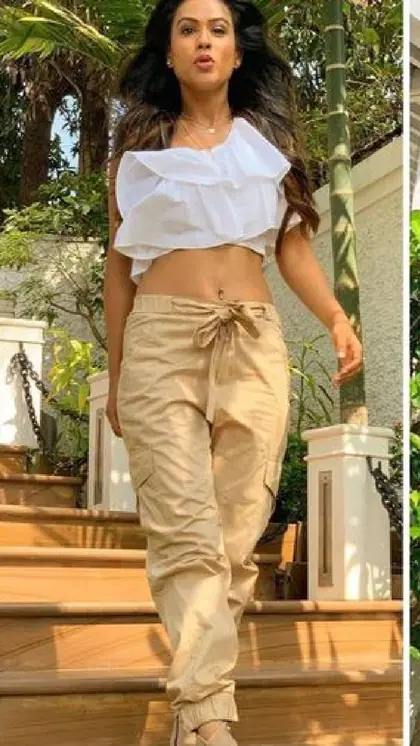 ट्राई करें Ruffled Regular Crop Tops
