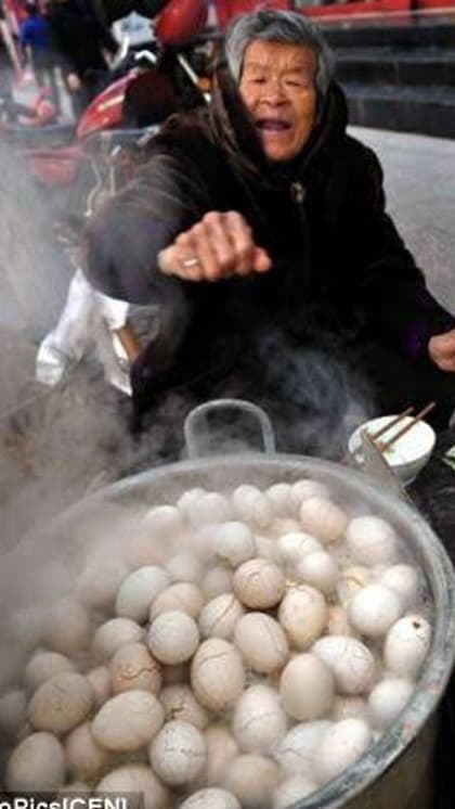 पेशाब में उबले अंडे