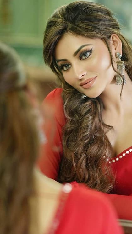 आईना भी पूछेगा आपसे खूबसूरती, Try Urvashi Rautela स्किन केयर टिप्स