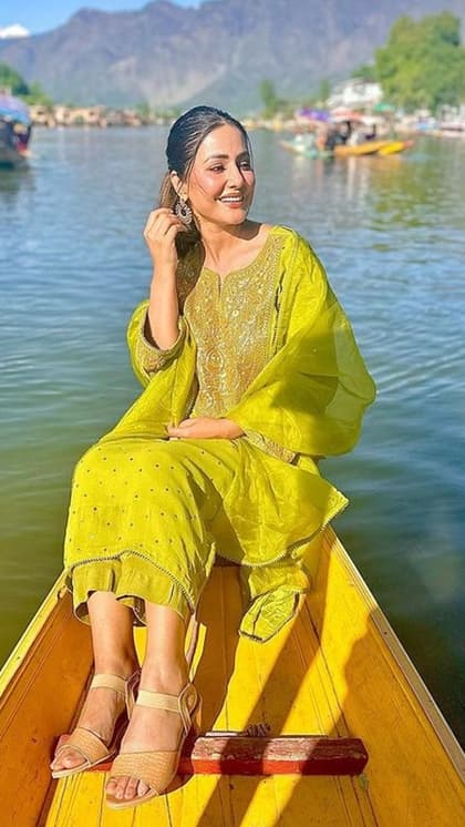शरमा जाएगा चांद, जब Eid में पहनेंगी Hina Khan के डिज़ाइनर कुरता सेट