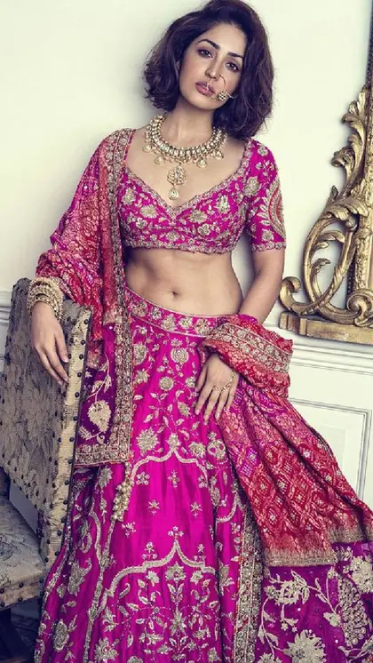 Embroidered pink colour लहंगे में लगेंगी एकदम चांद जैसी