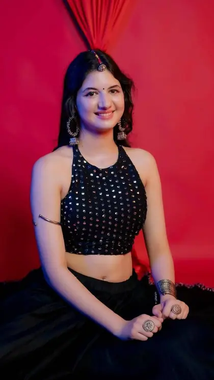 हॉल्टर नेक मिरर वर्क चोली के साथ लहंगा