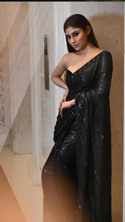 हॉट लुके के लिए मौनी राय की Black sequined saree