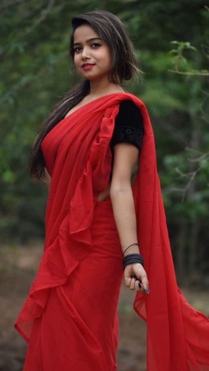 रेड रफल साड़ी