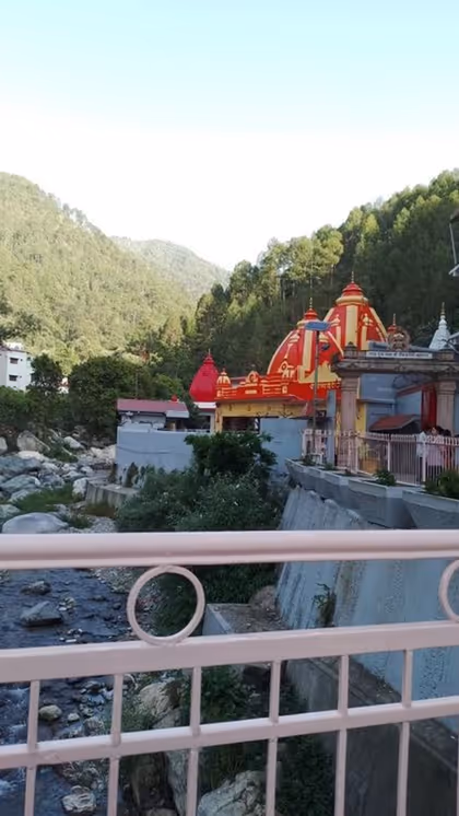 कैंची धाम में भक्तों की भीड़