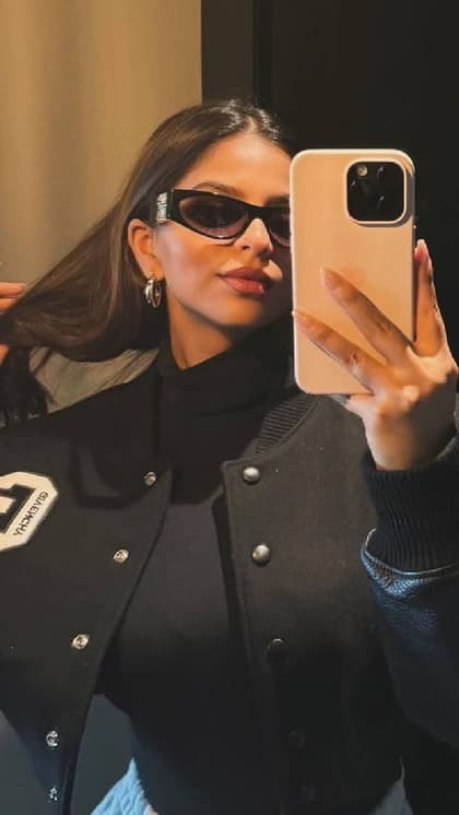 4G Sunglasses और हाई नेकलाइन टॉप में स्टाइलिश सुहाना