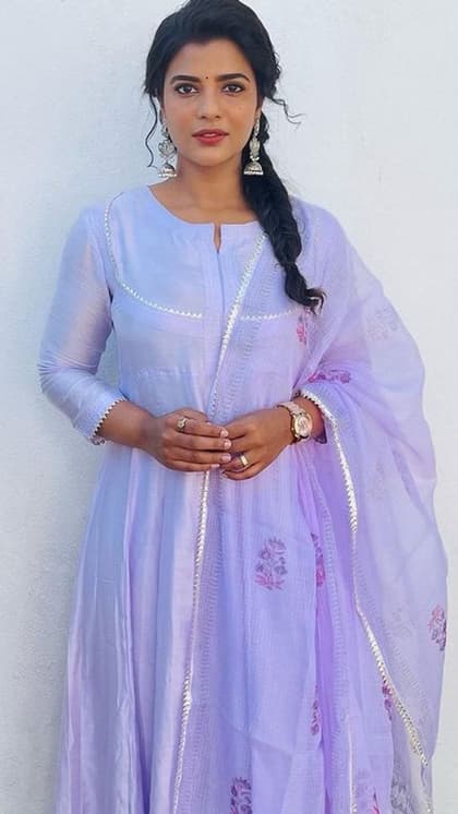 सांवली लड़कियों के लिए बेस्ट है Aishwarya Rajesh के लाइट शेड कॉटन सूट